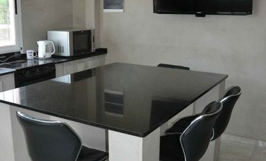 Casa 2 familias. Garaje para 3 vehículos y pileta