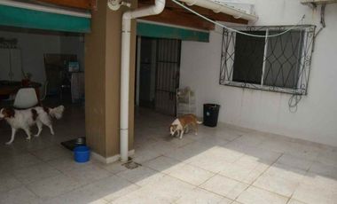 Casa 2 familias. Garaje para 3 vehículos y pileta