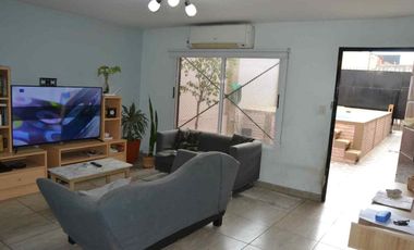 Casa 2 familias. Garaje para 3 vehículos y pileta