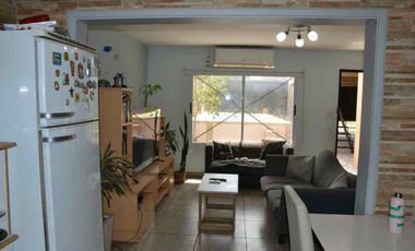 Casa 2 familias. Garaje para 3 vehículos y pileta