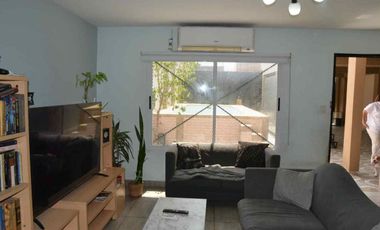 Casa 2 familias. Garaje para 3 vehículos y pileta