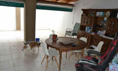 Casa 2 familias. Garaje para 3 vehículos y pileta