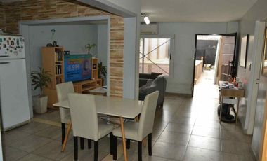 Casa 2 familias. Garaje para 3 vehículos y pileta