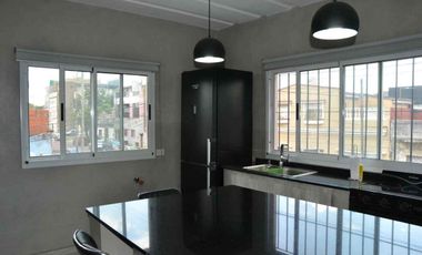 Casa 2 familias. Garaje para 3 vehículos y pileta