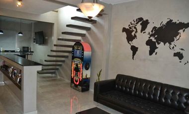 Casa 2 familias. Garaje para 3 vehículos y pileta
