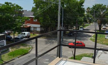 Casa 2 familias. Garaje para 3 vehículos y pileta