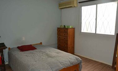 Casa 2 familias. Garaje para 3 vehículos y pileta