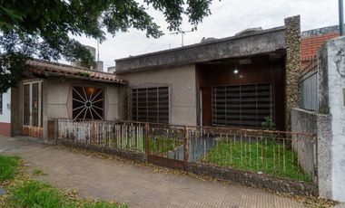 CASA EN VENTA  3 AMBIENTES - CASEROS