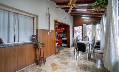 CASA EN VENTA  3 AMBIENTES - CASEROS