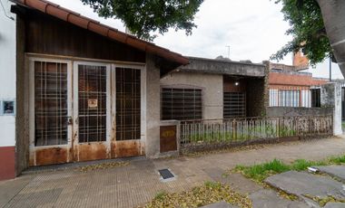 CASA EN VENTA  3 AMBIENTES - CASEROS