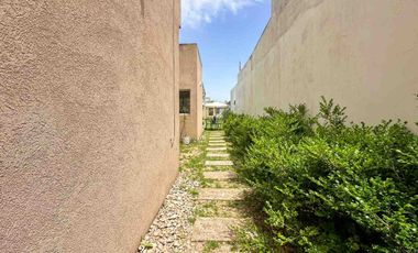 CASA 2 DORMITORIOS EN VENTA PARQUE SICARDI + PATIO