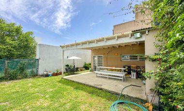 CASA 2 DORMITORIOS EN VENTA PARQUE SICARDI + PATIO