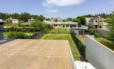 CASA 2 DORMITORIOS EN VENTA PARQUE SICARDI + PATIO
