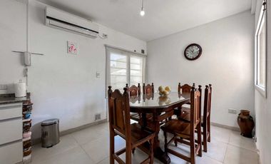 CASA 2 DORMITORIOS EN VENTA PARQUE SICARDI + PATIO