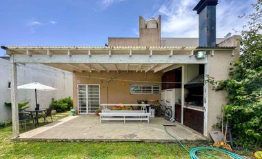 CASA 2 DORMITORIOS EN VENTA PARQUE SICARDI + PATIO