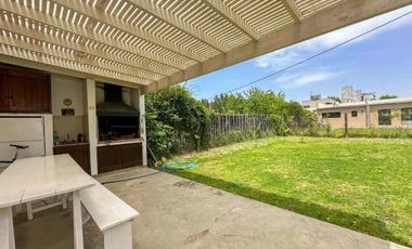 CASA 2 DORMITORIOS EN VENTA PARQUE SICARDI + PATIO