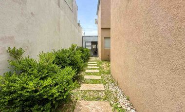 CASA 2 DORMITORIOS EN VENTA PARQUE SICARDI + PATIO