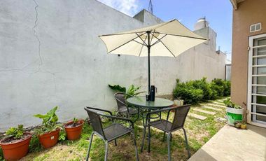 CASA 2 DORMITORIOS EN VENTA PARQUE SICARDI + PATIO