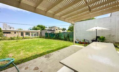 CASA 2 DORMITORIOS EN VENTA PARQUE SICARDI + PATIO