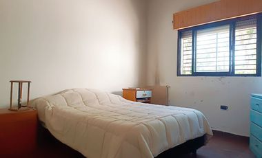 CASA 3 DORMITORIOS EN VENTA GORINA CON JARDÍN