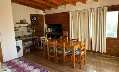Casa con pileta, quincho y vistas a la montaña