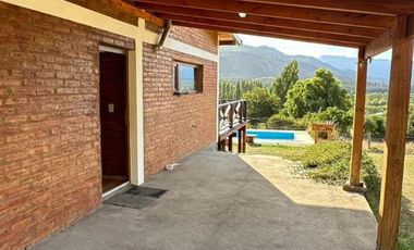 Casa con pileta, quincho y vistas a la montaña
