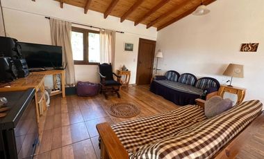 Casa con pileta, quincho y vistas a la montaña