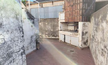 CASA EN VENTA DE 3 DOR Y GALPÓN EN BV.ALVEAR V.M.