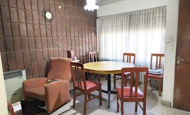 CASA EN VENTA DE 3 DOR Y GALPÓN EN BV.ALVEAR V.M.