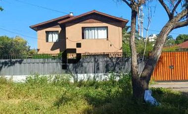 Espaciosa Casa de 2 Pisos en Macul: 5 Dormitorios y Gran Patio Privado