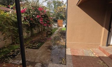 Espaciosa Casa de 2 Pisos en Macul: 5 Dormitorios y Gran Patio Privado