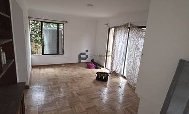 Espaciosa Casa de 2 Pisos en Macul: 5 Dormitorios y Gran Patio Privado