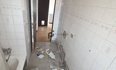 Espaciosa Casa de 2 Pisos en Macul: 5 Dormitorios y Gran Patio Privado