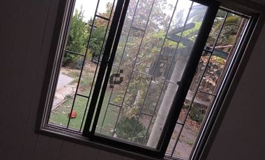 Espaciosa Casa de 2 Pisos en Macul: 5 Dormitorios y Gran Patio Privado