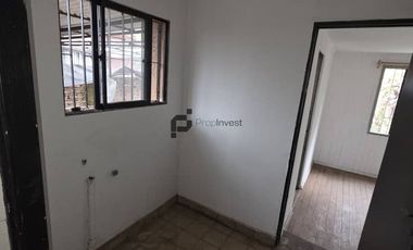 Espaciosa Casa de 2 Pisos en Macul: 5 Dormitorios y Gran Patio Privado