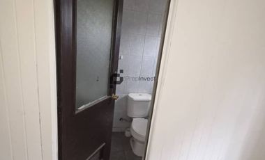 Espaciosa Casa de 2 Pisos en Macul: 5 Dormitorios y Gran Patio Privado