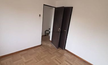 Espaciosa Casa de 2 Pisos en Macul: 5 Dormitorios y Gran Patio Privado