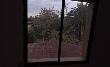 Espaciosa Casa de 2 Pisos en Macul: 5 Dormitorios y Gran Patio Privado