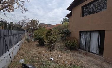 Espaciosa Casa de 2 Pisos en Macul: 5 Dormitorios y Gran Patio Privado