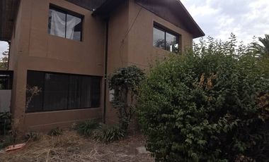 Espaciosa Casa de 2 Pisos en Macul: 5 Dormitorios y Gran Patio Privado