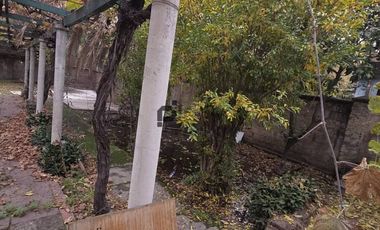 Espaciosa Casa de 2 Pisos en Macul: 5 Dormitorios y Gran Patio Privado