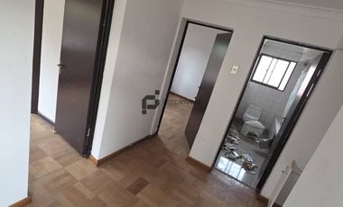 Espaciosa Casa de 2 Pisos en Macul: 5 Dormitorios y Gran Patio Privado