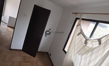 Espaciosa Casa de 2 Pisos en Macul: 5 Dormitorios y Gran Patio Privado