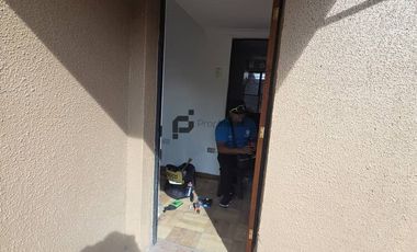 Espaciosa Casa de 2 Pisos en Macul: 5 Dormitorios y Gran Patio Privado