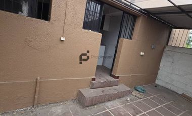 Espaciosa Casa de 2 Pisos en Macul: 5 Dormitorios y Gran Patio Privado
