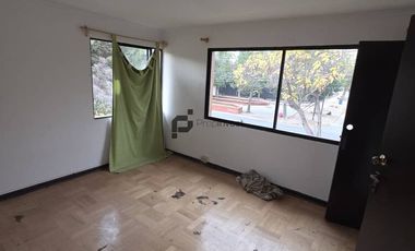 Espaciosa Casa de 2 Pisos en Macul: 5 Dormitorios y Gran Patio Privado