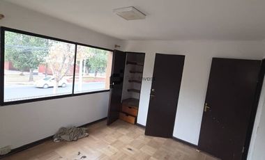 Espaciosa Casa de 2 Pisos en Macul: 5 Dormitorios y Gran Patio Privado