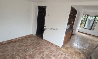 Espaciosa Casa de 2 Pisos en Macul: 5 Dormitorios y Gran Patio Privado