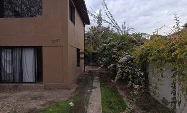 Espaciosa Casa de 2 Pisos en Macul: 5 Dormitorios y Gran Patio Privado