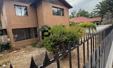 Espaciosa Casa de 2 Pisos en Macul: 5 Dormitorios y Gran Patio Privado